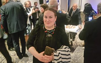 Israelin 69. syntymäpäivän juhlinnat Virossa ja Suomessa + VALOKUVAT (kutsut, lahja suurlähettiläälle ja Israel69-korut)